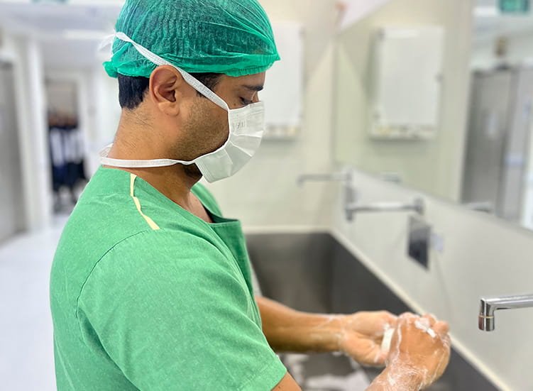 Dr. Vinícius Araújo especialista em endometriose e se Miomas precisam operar