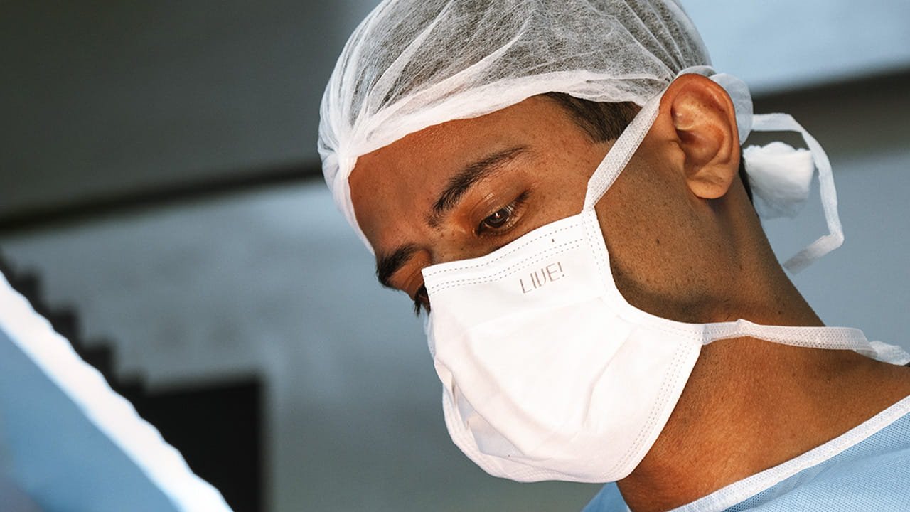 Dr. Vinícius Araújo atuando em uma cirurgia de endometriose intestinal