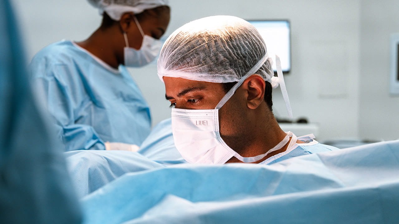 Dr. Vinícius Araújo, atuando em uma cirurgia de endometriose nos ligamentos uterossacros