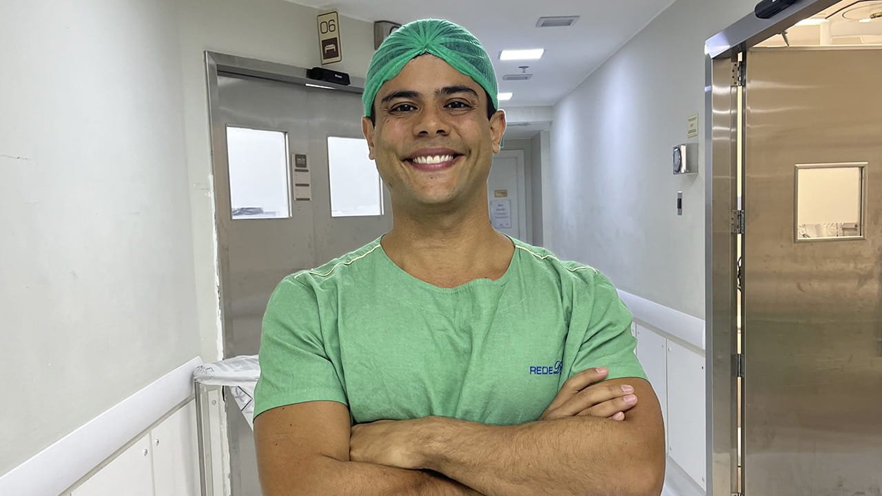 Dr. Vinícius Araújo especialista em endometriose profunda ou superficial