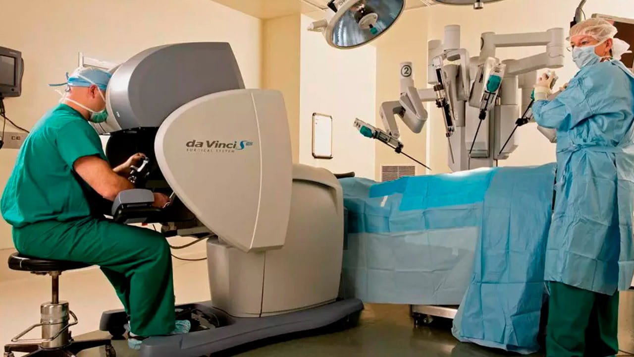 Dr. Vinicius Araújo e sua equipe realizando um cirurgia de mioma no Rio de Janeiro Brasil