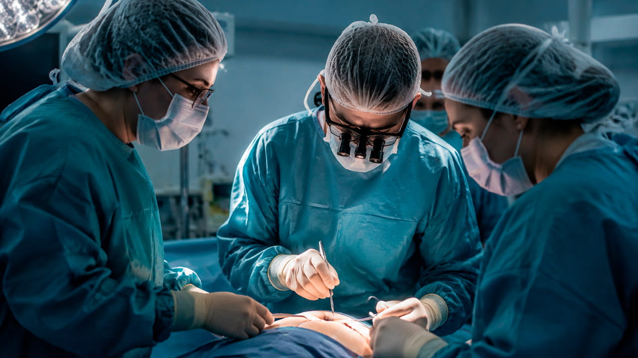 Médicos junto com Dr. Vinícius Araújo realizando Cirurgia de mioma com preservação do útero