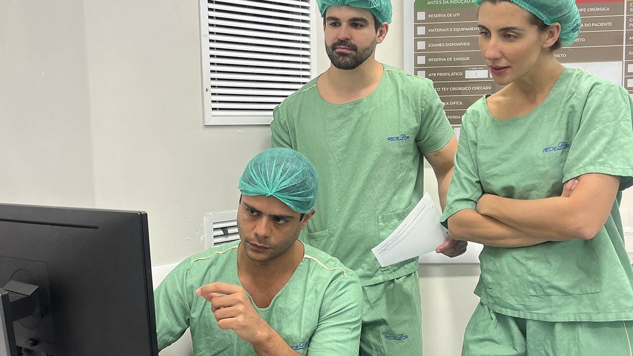Equipe do Dr. Vinicius Araujo analisando um caso de endometriose em fundo de saco vaginal