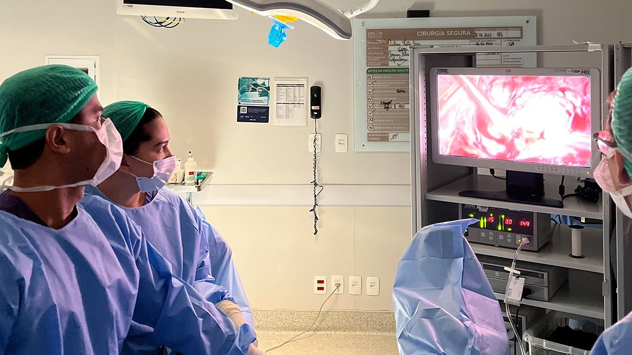 Dr. Vinicius Araújo em uma cirurgia para retirada de um nódulo de endometriose