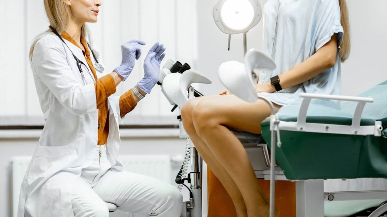 Médica realizando Diagnóstico da endometriose